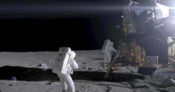 История Вопрос: После посадки лунного модуля корабля «Аполлон-11» на поверхносить Луны и открытия выходного люка, что сделали астронавты в первую очередь (из нижеперечисленного)?
