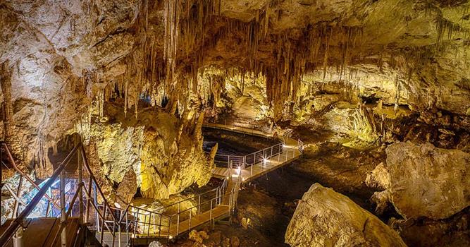 География Вопрос: Самой протяжённой пещерой в мире по состоянию на начало 2017 года являлась Мамонтова пещера, расположенная в США. А какова длина этой пещеры (согласно данным Национального спелиологического общества США)?