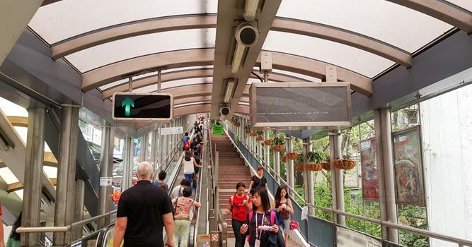 География Вопрос: Где находится самая длинная в мире (по состоянию на начало 2017 года) система уличных эскалаторов, занесенная в Книгу рекордов Гиннеса?