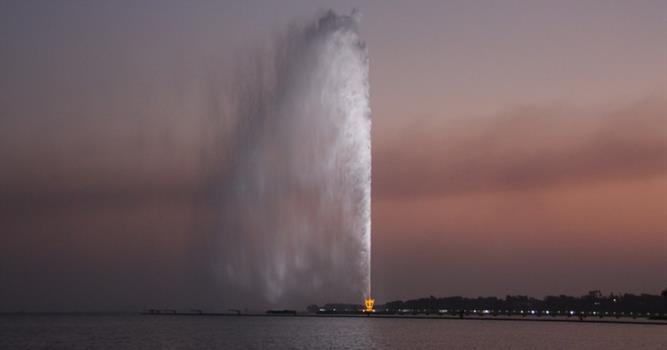 Культура Вопрос: Где расположен фонтан, который считается самым большим в мире по высоте бьющей из него струи воды?