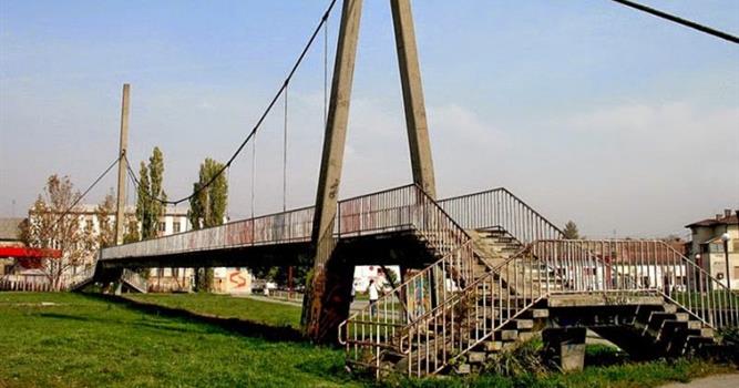 География Вопрос: Какая европейская страна настолько богата, что может позволить себе иметь мосты даже над лужайками?