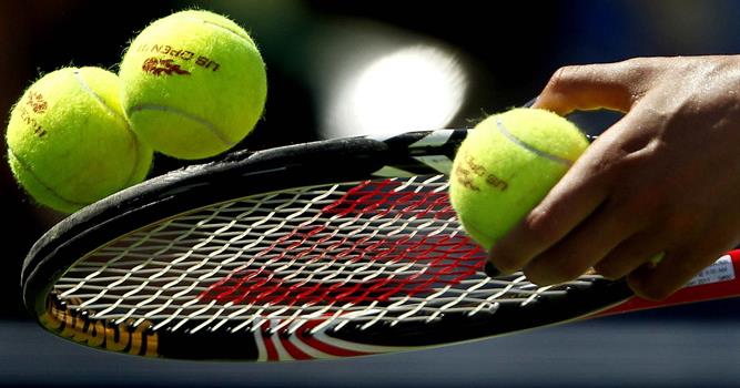 Спорт Вопрос: Какой теннисист/теннисистка в настоящее время (начало 2017 года) является абсолютным рекордом всех времён для мужчин и женщин по количеству выигранных турниров как в одиночном, так и в парном разряде?