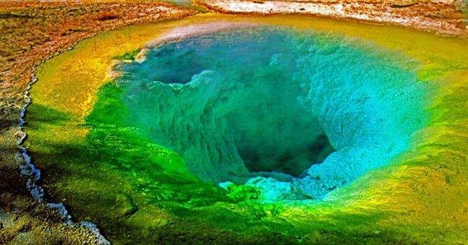 География Вопрос: На фотографии изображен один из геотермальных источников, находящихся в Йеллоустонском национальном парке, США. Как называется этот источник?