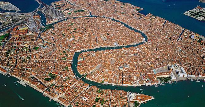 География Вопрос: На каком количестве островов расположен исторический центр Венеции?