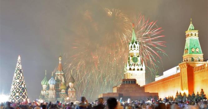 Общество Вопрос: Большинство в России встречают Новый год, наблюдая за часами на Спасской башне Московского кремля. А когда на самом деле наступает Новый год?