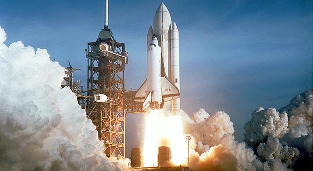 История Вопрос: 12 апреля 1981 года состоялся первый пилотируемый полет американского космического корабля многоразового использования. А кто его пилотировал?