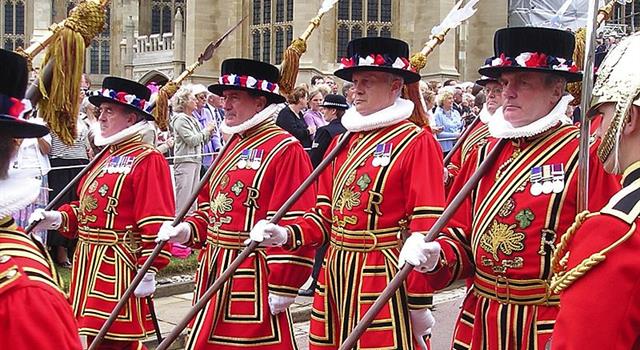 Культура Вопрос: Известно, что в процессе ежегодной церемонии открытия парламента Великобритании участвуют гвардейцы-йомены (алебардщики). А какую функцию они выполняют?