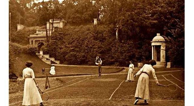 Спорт Вопрос: Известно, что в своем современном виде игра в теннис возникла в Великобритании, в конце 19-го века. Поэтому размеры теннисных кортов были изначально установлены в английских мерах длины. А какова же длина теннисного корта?
