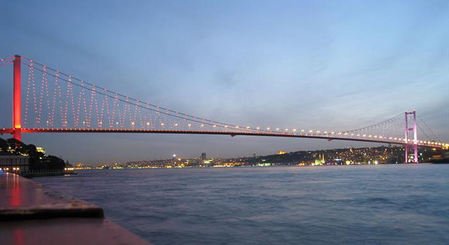 Культура Вопрос: Как называется висячий мост, построенный через пролив Босфор первым?