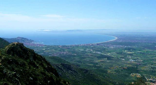 География Вопрос: На побережье какой средиземноморской страны находится бухта Роз (на снимке)?