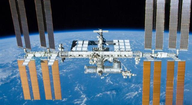 Наука Вопрос: Сколько космических станций находится в космосе?