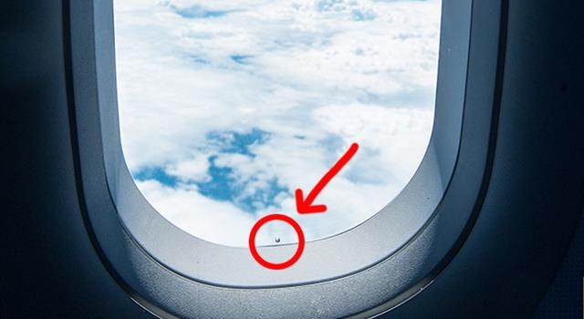 Наука Вопрос: Зачем нужно отверстие в иллюминаторе самолета?