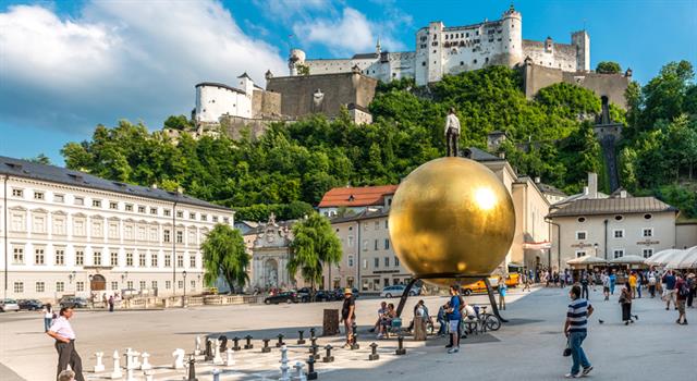 Культура Вопрос: Огромный золотой шар в историческом центре Зальцбурга, изображенный на фотографии - это памятник. А кто стоит на вершине этого шара?