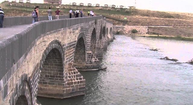 География Вопрос: Река Мурат, протекающая по Армянскому нагорью, является важнейшим притоком Евфрата. А на территории какой страны находится устье этой реки?