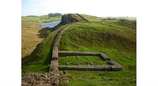 История Вопрос: Вал Адриана - оборонительное укрепление, построенное римлянами и расположенное на территории современной Великобритании. А какова длина этого вала?