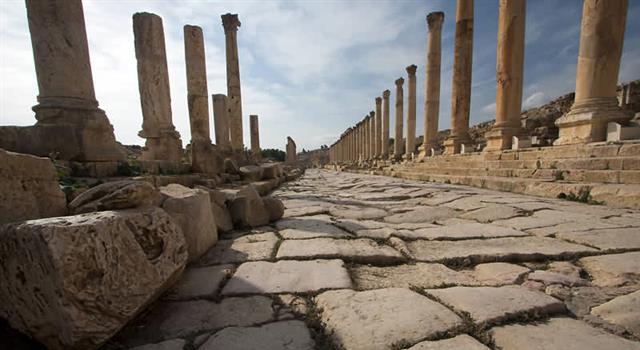 История Вопрос: Многим знакомо выражение: "Все дороги ведут в Рим". А какая из этих римских дорог в Рим непосредственно не вела?
