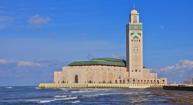 History Trivia Question: How many worshipers can gather at the 'Grande Mosquée Hassan II' in Morocco?