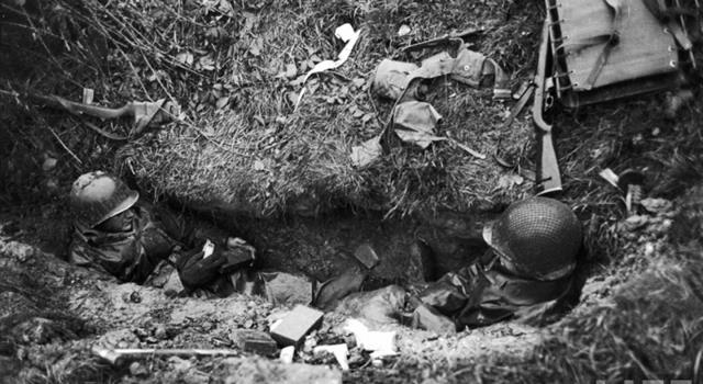 historia Pytanie-Ciekawostka: Jak nazywa się dziura w ziemi, którą żołnierze używają jako schronienia przed ogniem wroga?
