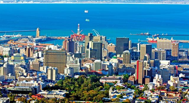 Geography Trivia Question: Which mountain overlooks Cape Town, South Africa?