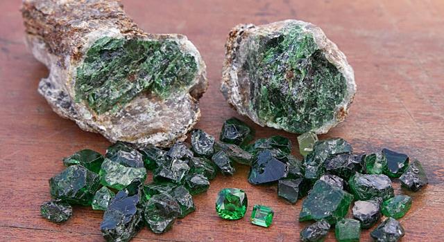 Nature Question: La Tsavorite appartient à quelle classe minérale de pierres précieuses ?