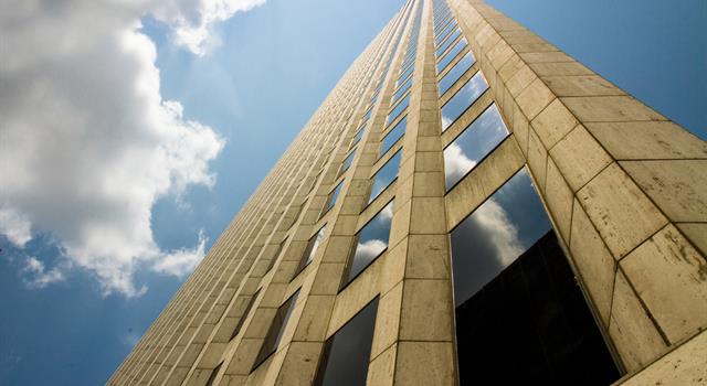 Geography Trivia Question: What US city is home to the "One Shell Square" skyscraper?