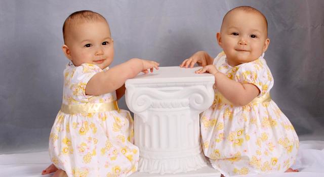 Scienza Domande: Quale termine descrive i gemelli nati da due ovuli differenti?