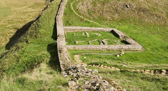 historia Pytanie-Ciekawostka: W którym kraju nadal istnieją części muru Hadriana?
