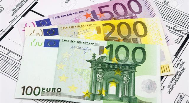Cultura Pregunta Trivia: ¿Qué elementos simbólicos aparecen en el reverso de todos los billetes que integran las 7 denominaciones del Euro?