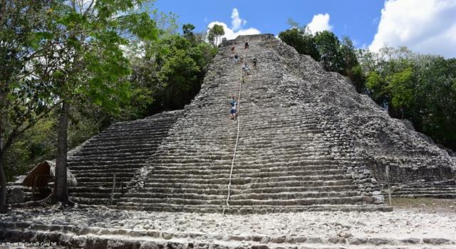 Historia Pregunta Trivia: ¿Cuáles son las ruinas arqueológicas de la cultura maya precolombina, localizadas en el sureste de México a 90 kilómetros al este de Chichén Itzá?