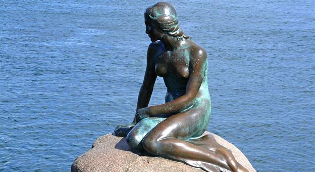 Geografia Domande: Nel porto di quale città si trova la statua della "Sirenetta"?