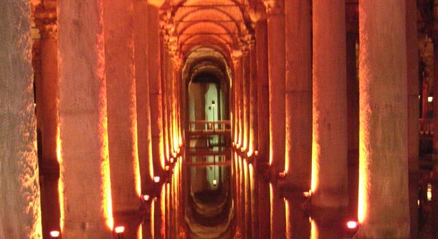 Cultura Pregunta Trivia: ¿ Qué elemento artístico peculiar hay en el fondo de la Cisterna Basílica, en Estambul?
