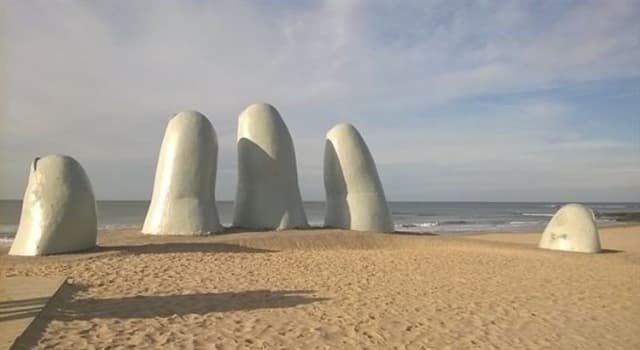 Geografía Pregunta Trivia: ¿En qué playa de Sudamérica se encuentra esta escultura?