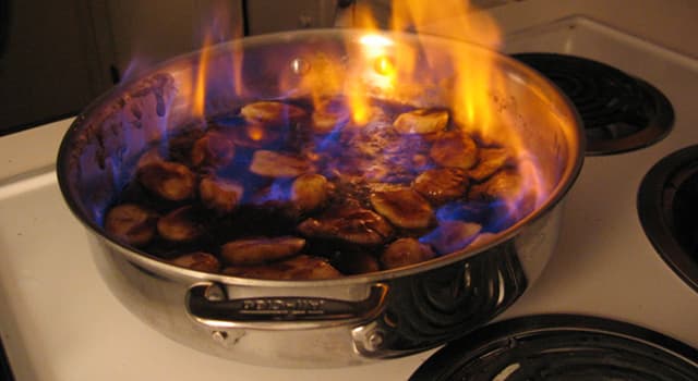 Culture Question: Comment s'appelle le processus de cuisson dans lequel on enflamme un plat avec de l'alcool ?