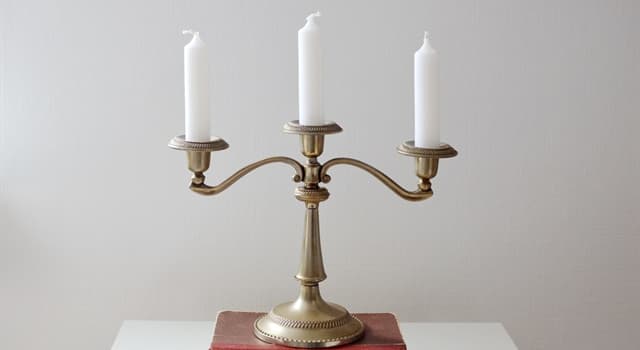Культура Запитання-цікавинка: Як називають декоративну підставку з розгалуженнями для кількох свічок або ламп?