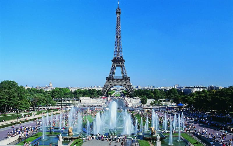География Вопрос: Всем известно, что Эйфелева башня находится в Париже, у какого моста через Сену она находится?
