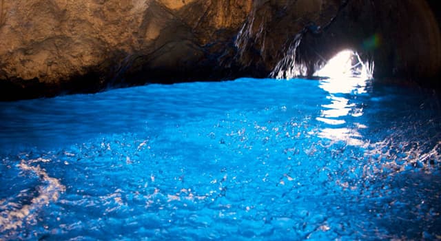Géographie Question: La Grotte Bleue est une grotte maritime de quelle île italienne ?