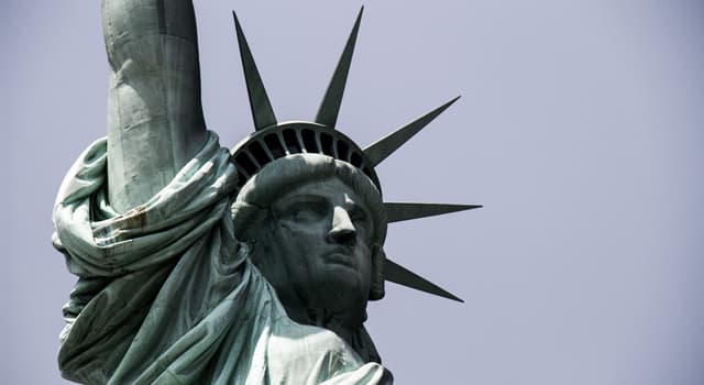 Культура Запитання-цікавинка: Що в лівій руці тримає Статуя Свободи?