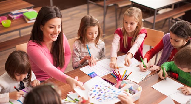 Wetenschap Trivia Vraag: Welke opvoeder werd geprezen om de educatieve methode waarbij kinderen op natuurlijke wijze leren?