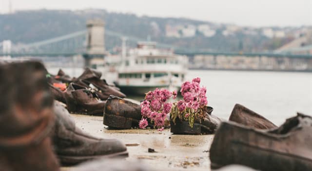 Cultuur Trivia Vraag: Waarom zijn er zestig paar schoenen aan de kade van een rivier in Boedapest?