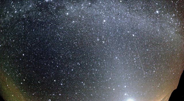 Scienza Domande: Quale cometa è stata avvistata per la prima volta nel 240 AC e ritorna ogni 74-79 anni?