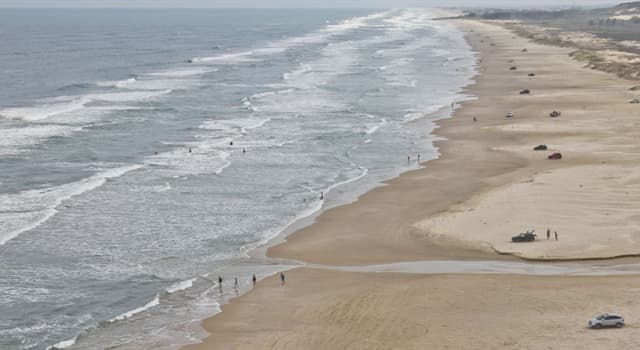 Aardrijkskunde Trivia Vraag: In welk land ligt het langste strand van meer dan 130 mijl?