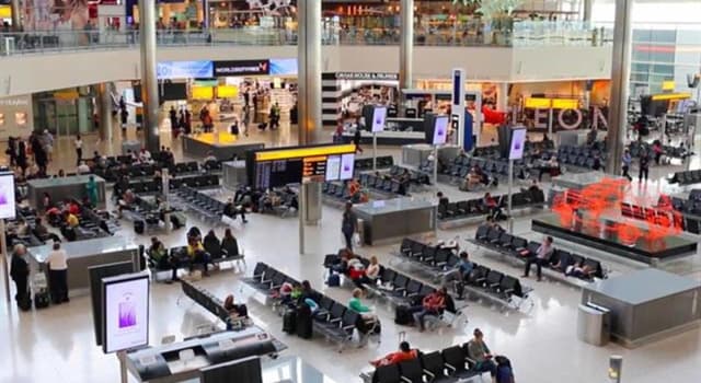 Geografia Domande: Qual era l'aeroporto più trafficato con il numero totale di passeggeri più alto nel 2015?