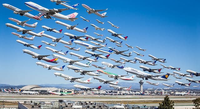 Società Domande: Quale aeroplano è conosciuto anche come 'Jumbo Jet'?