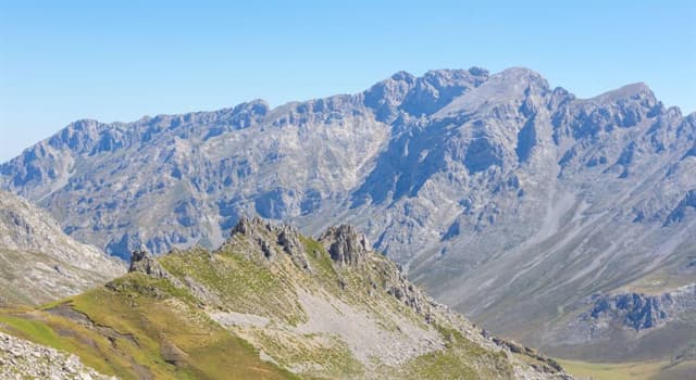 Geografía Pregunta Trivia: ¿Qué caracteriza al pico Tres Mares, situado en la Cordillera Cantábrica, España?
