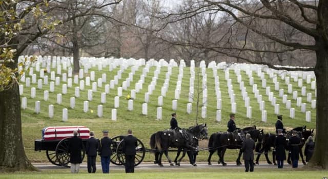 Geschiedenis Trivia Vraag: Wie is als enige begraven in Arlington National Cemetery die op het onroerend goed is geboren?