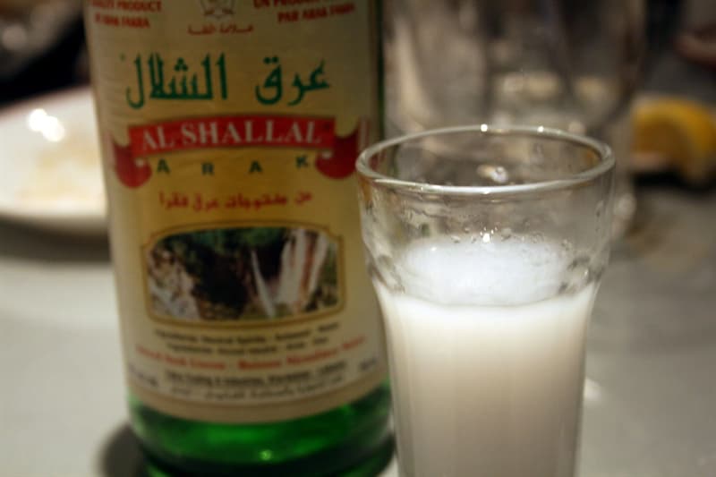 que-sabor-tiene-el-arak-la-bebida-alcoholica-nacional-del-libano.jpg