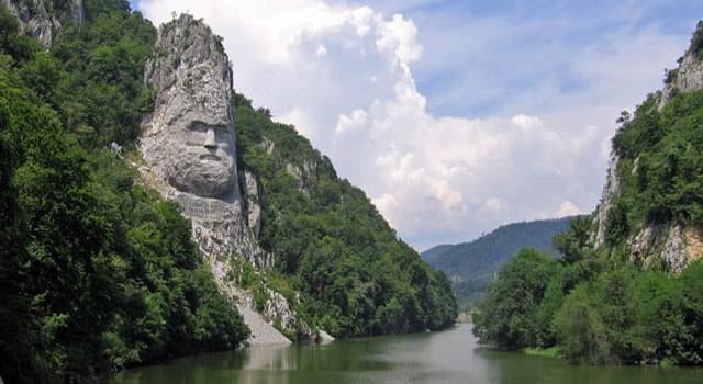 Aardrijkskunde Trivia Vraag: In welke rivier ligt een kloofdal met de naam "IJzeren Poort"?