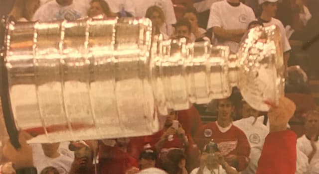 sport Pytanie-Ciekawostka: Jak nazywa się oficjalne trofeum National Hockey League?