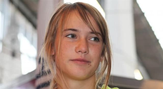 Società Domande: L'adolescente olandese Laura Dekker divenne nel 2012 la persona più giovane a...?