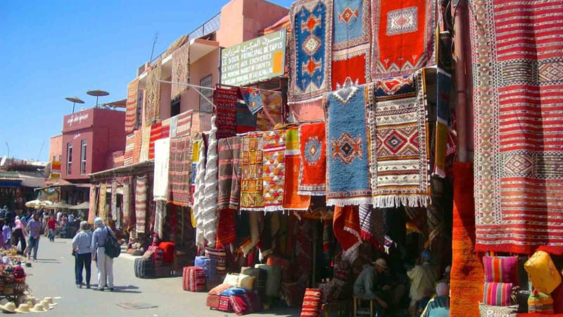 Geografia Domande: Quale città del Marocco è conosciuta come "città rossa" per il colore rosso delle sue costruzioni?